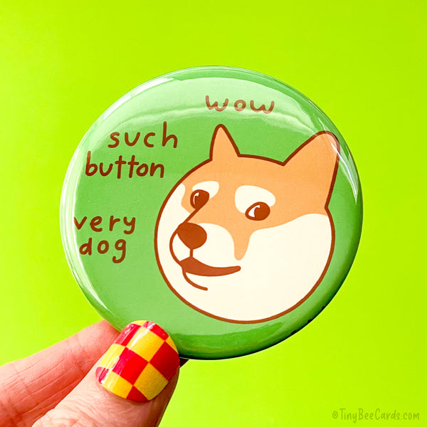 Button badge with a hand drawn illustration of shina inu doge meme dog and text on a green background that says wow, such button, very dog"
